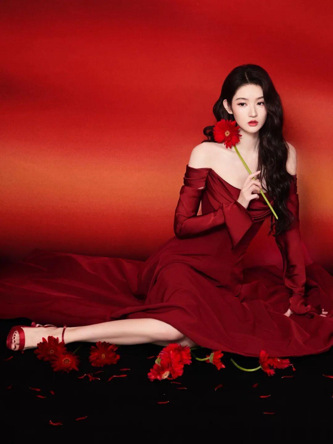王玉雯红裙写真，美得浓烈又高级
