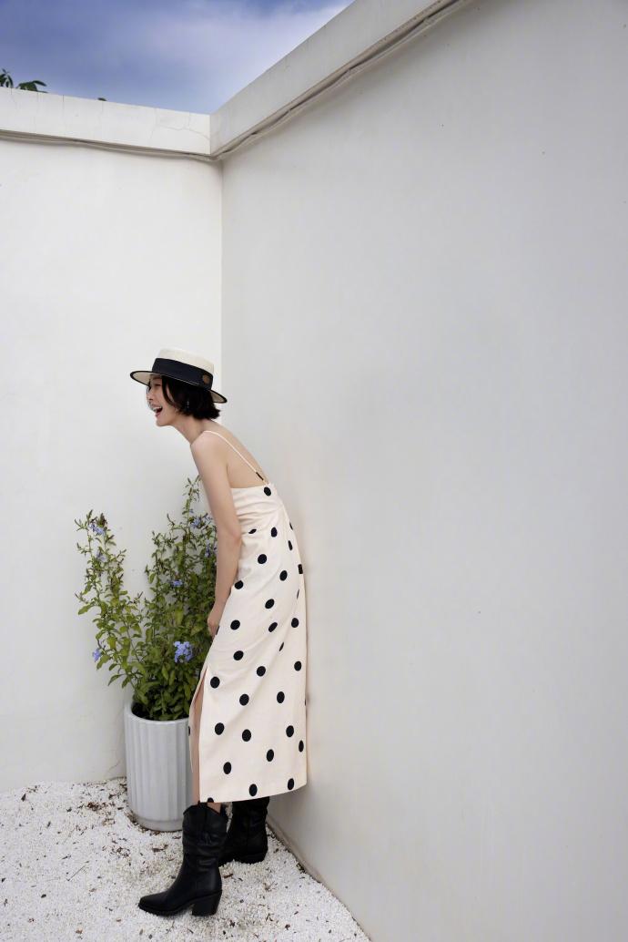 46岁秦岚晒近照，吊带裙配靴子好时髦，冻龄颜冷白皮太绝美了