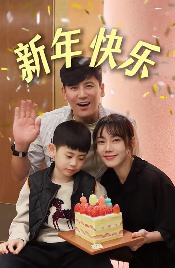 47岁秋瓷炫一家和好友聚餐！剪空气刘海显年轻，于晓光2天吃胖4斤