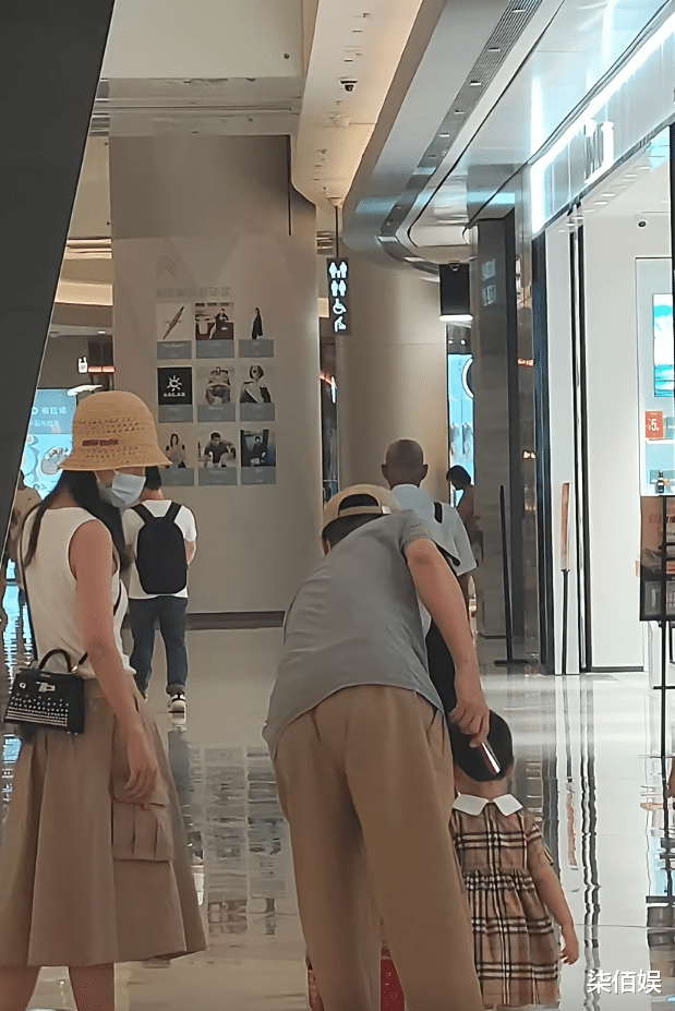 任重一家三口逛街，女儿小跑着奔向妈妈，孙骁骁发现被拍表情秒变