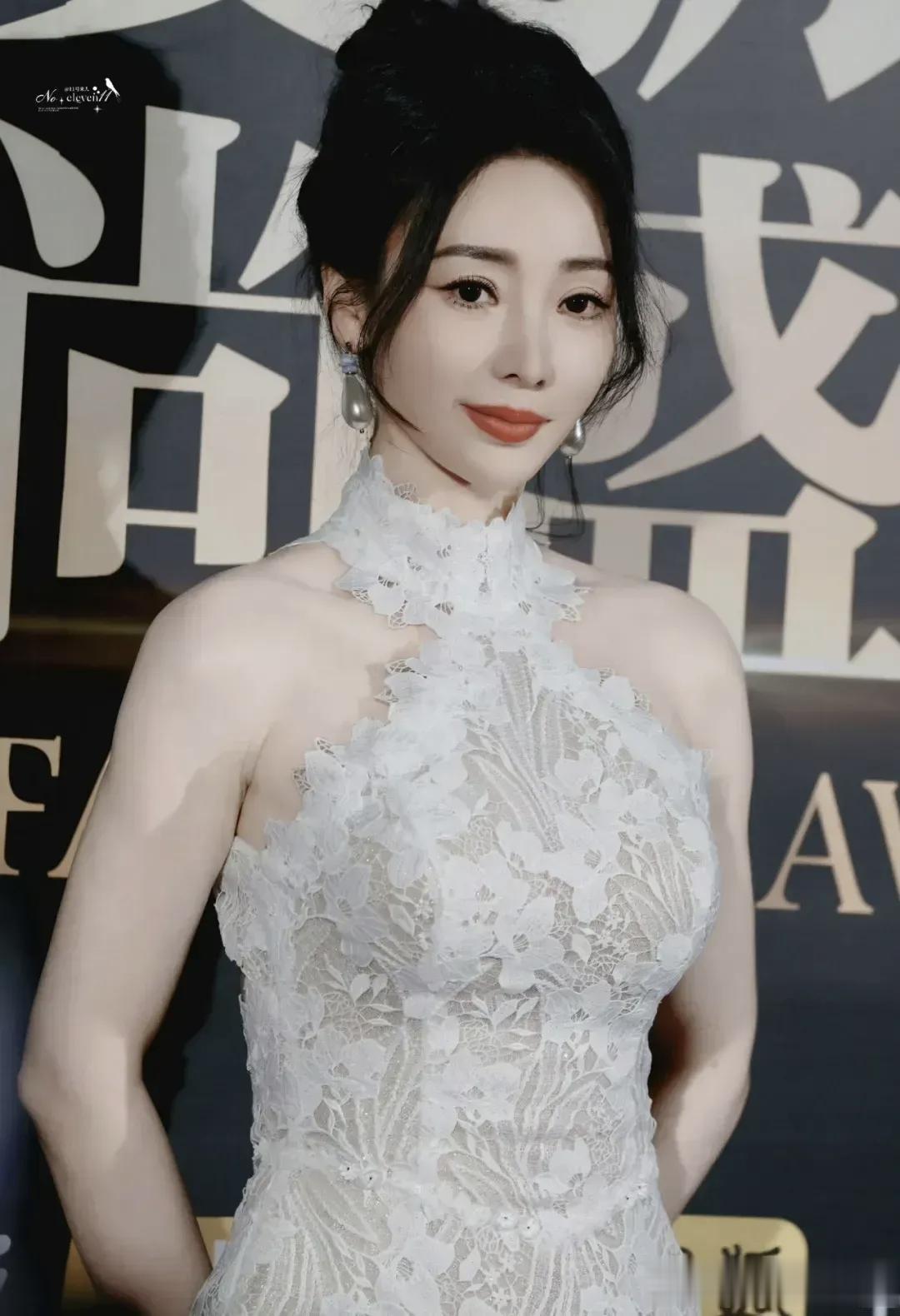 柳岩身材依然火爆，女人味十足！