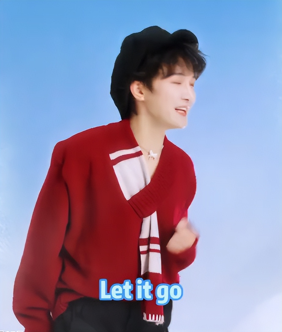 新华社45字评周深春晚表现，不提歌技却一针见血，戳中年歌迷心坎