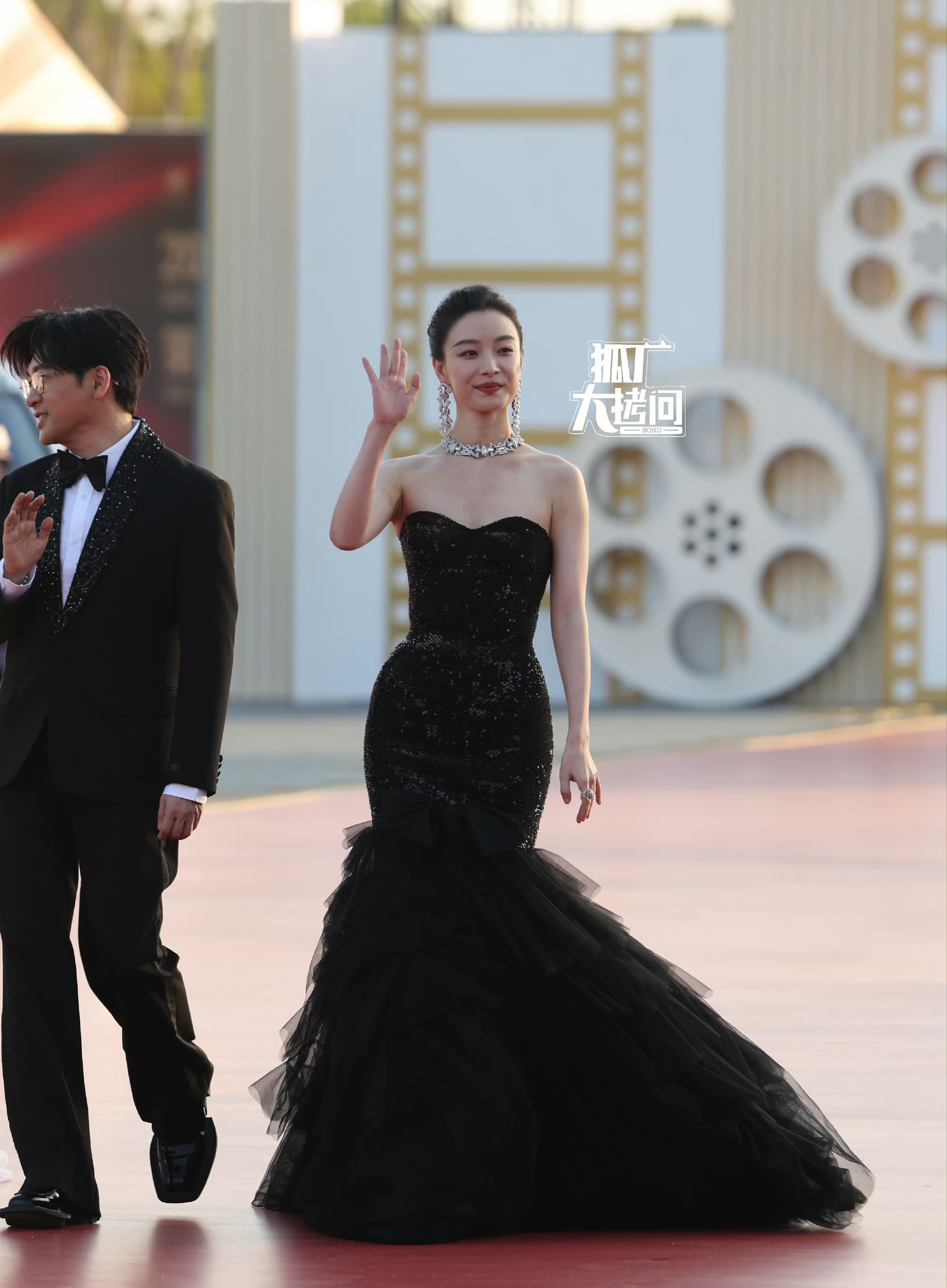 老天开眼了！关晓彤终于穿对 像神女下凡，辛芷蕾穿成紫茄子 好搞笑