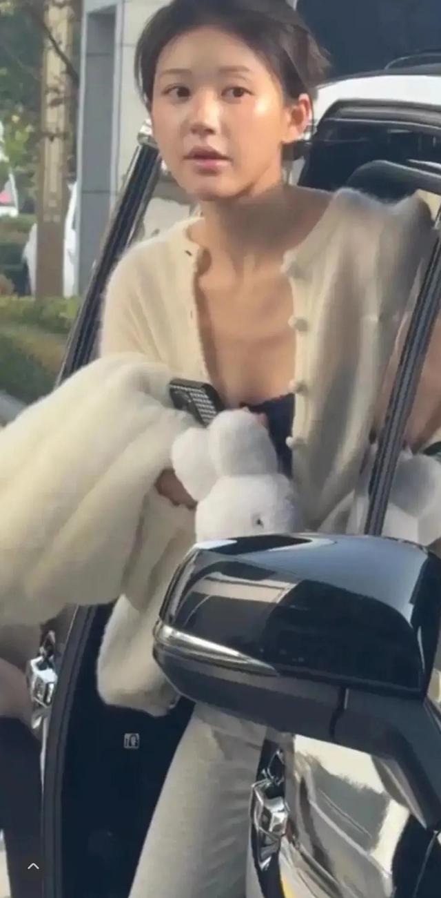 和爸爸长得一摸一样，不知道那些说她整容的怎么想的