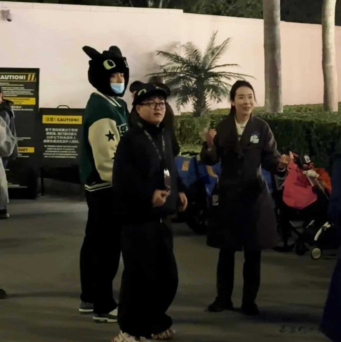 黄子韬徐艺洋现身北京环球影城被偶遇，黄子韬搂着徐艺洋好甜蜜！