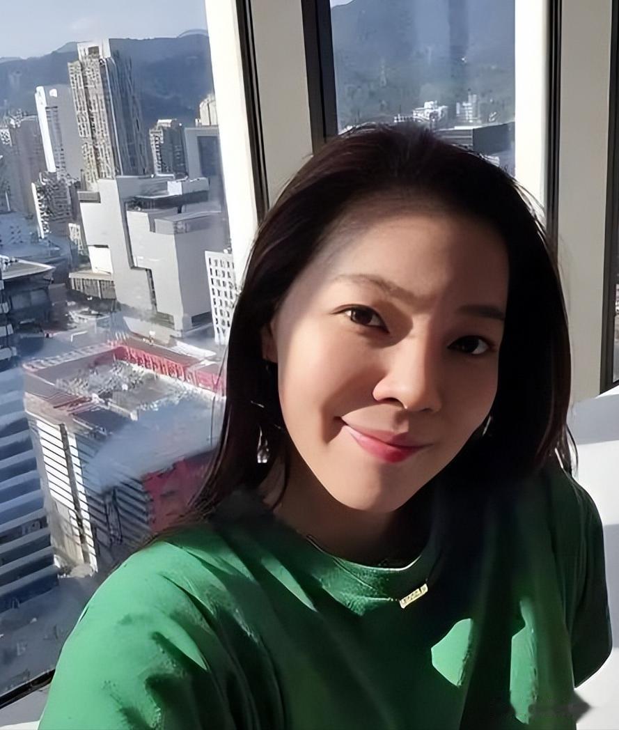 结婚17年，75岁郭台铭白发苍苍，51岁妻子美如花，和俩女儿像姐妹