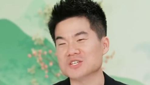 董宇辉近况曝光，身材矮小脸瘦出凹坑，与李佳琦同框身高差明显