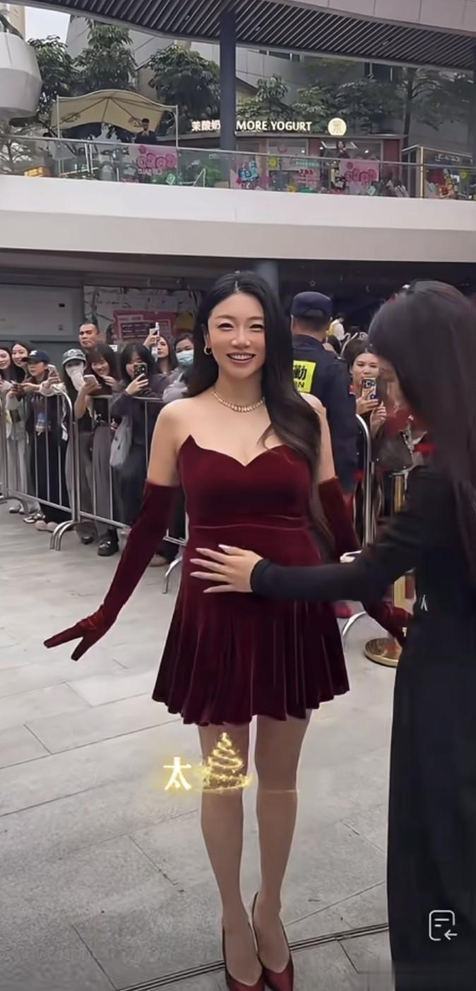 程晓玥现身，孕肚圆滚滚快撑爆裙子了，像儿子！面色红润气质满分