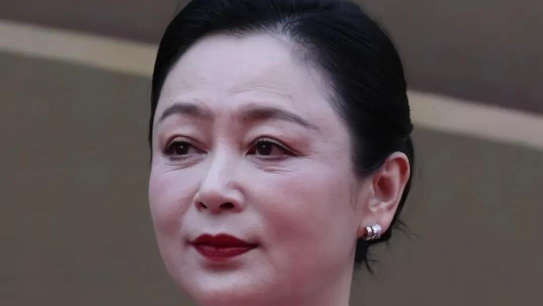 67岁陈红老的有点明显吧？面相越看越像倪萍了