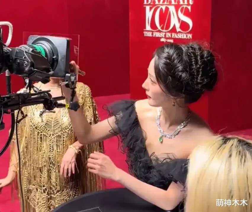 魔鬼镜头又来了!芭莎盛典怼脸拍太真实,杨幂干脆躲开不让拍正脸