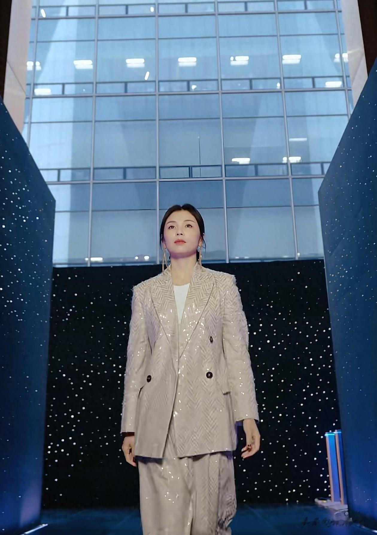 47岁刘涛最新穿搭:亮片西装外套+开叉裙,优雅干练,美得像27岁