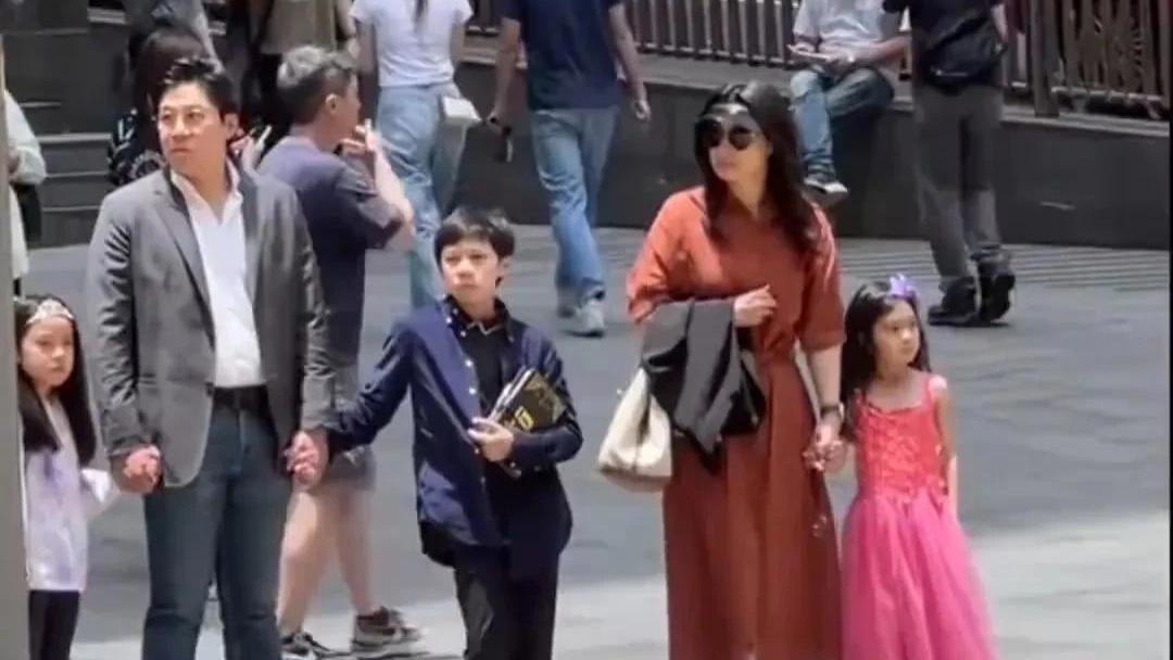 香港街头偶遇郭晶晶全家！没有保镖和豪车，不像富豪，很亲民！