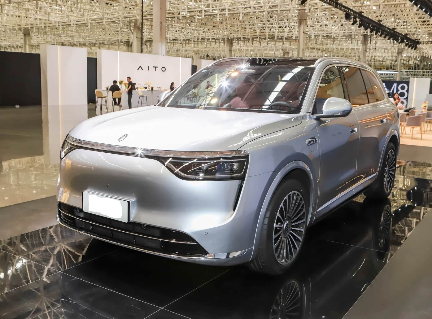 粤港澳车展：赛力斯总裁现场交付问界M8，车长接近5米2配六座布局