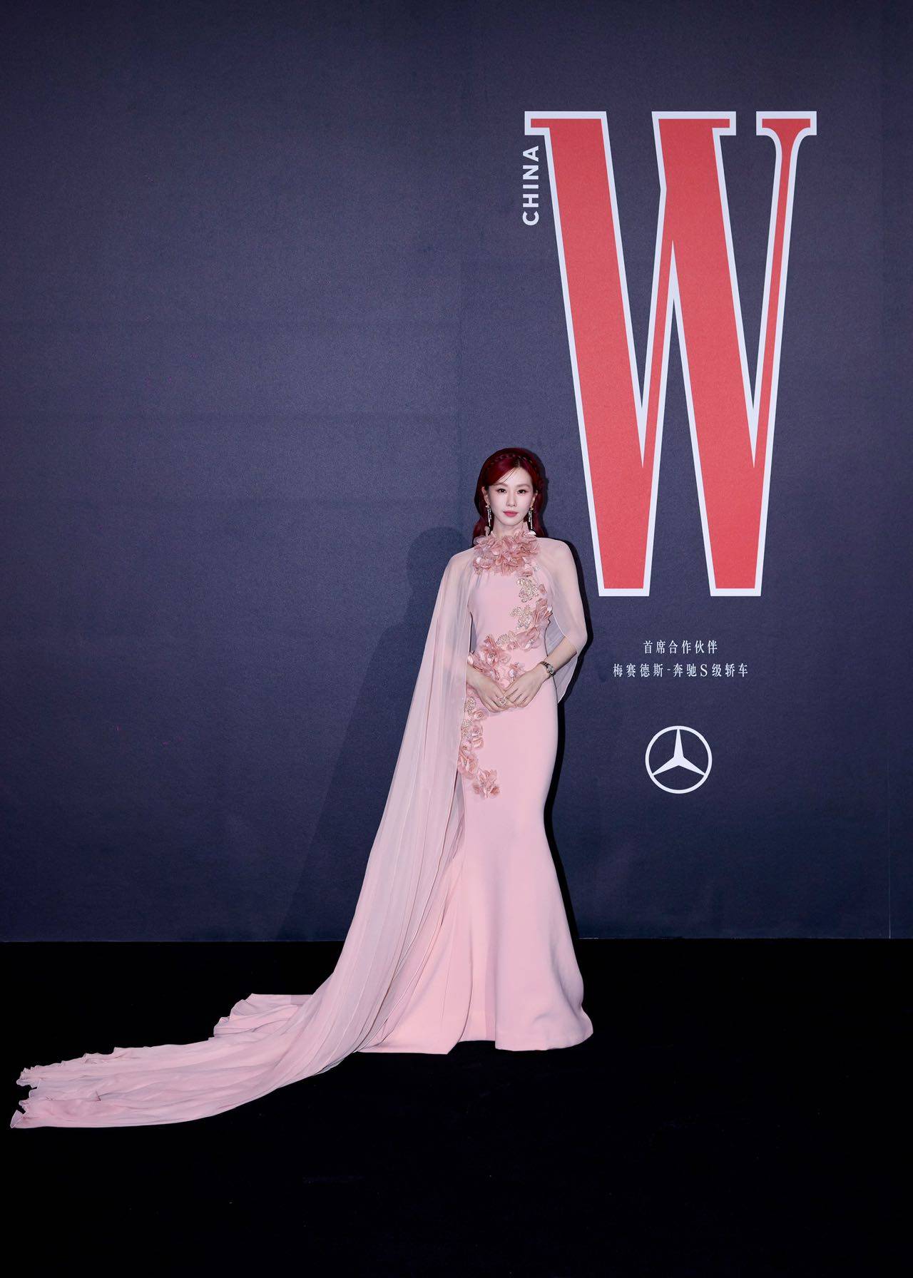 刘诗诗W盛典粉切黑女王范十足,暖心举动尽显顶级修养