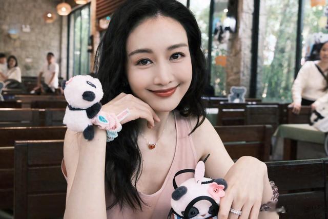 王鸥女儿正脸曝光超可爱！扎小辫肉嘟嘟妈妈保姆车接送，有望结婚