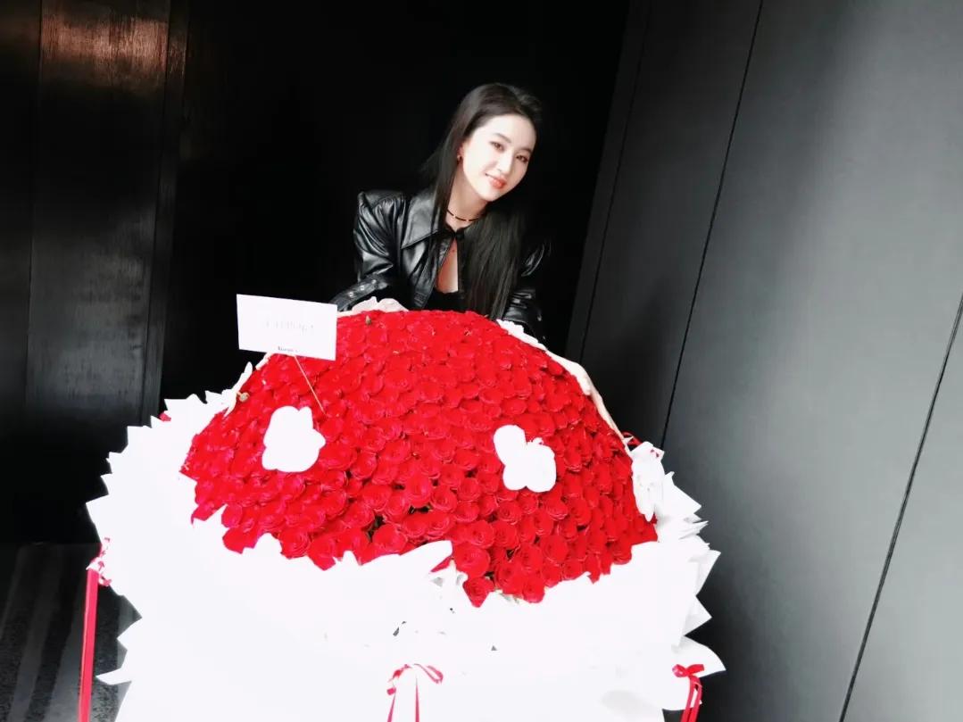 刘亦菲宣传华为新车,戴20万宝格丽很贵气,线下人气不高但带货强