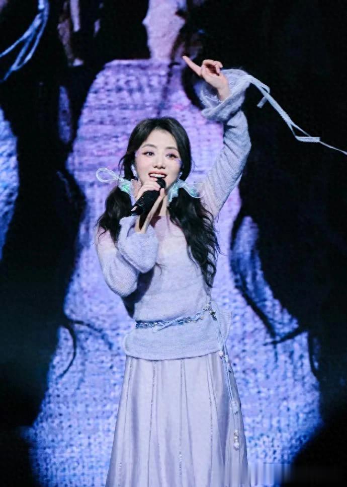 谭松韵比00后更显嫩！穿紫色针织衫+半身裙，减龄又高级！