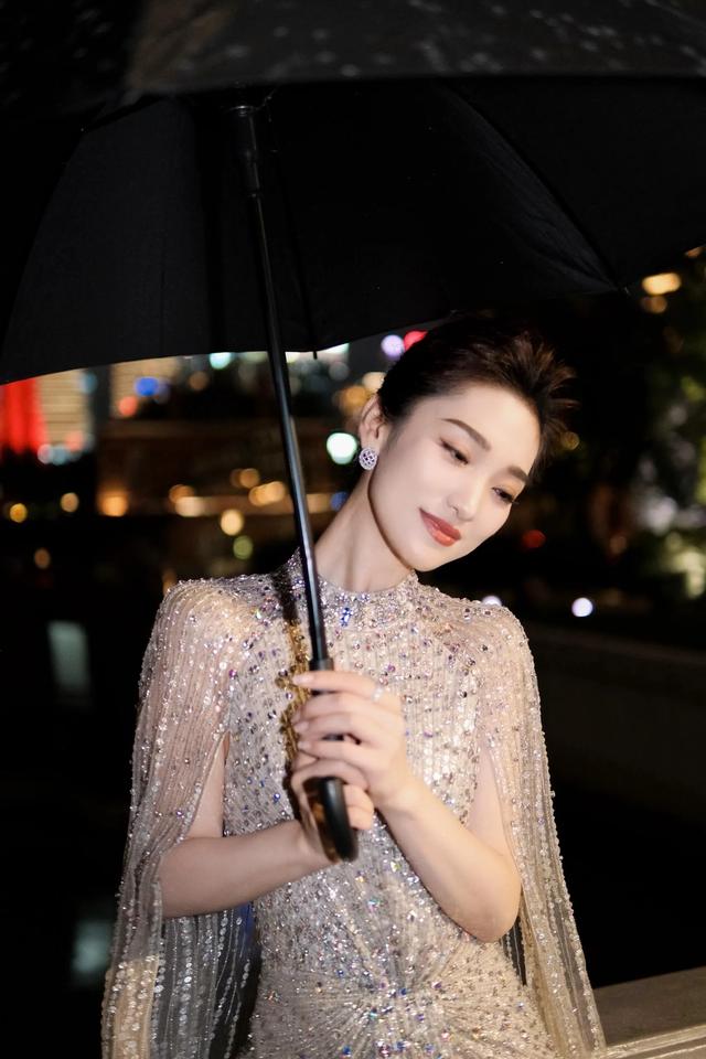 主持人蓝羽亮色宝石礼服显得身材高挑，太迷人了