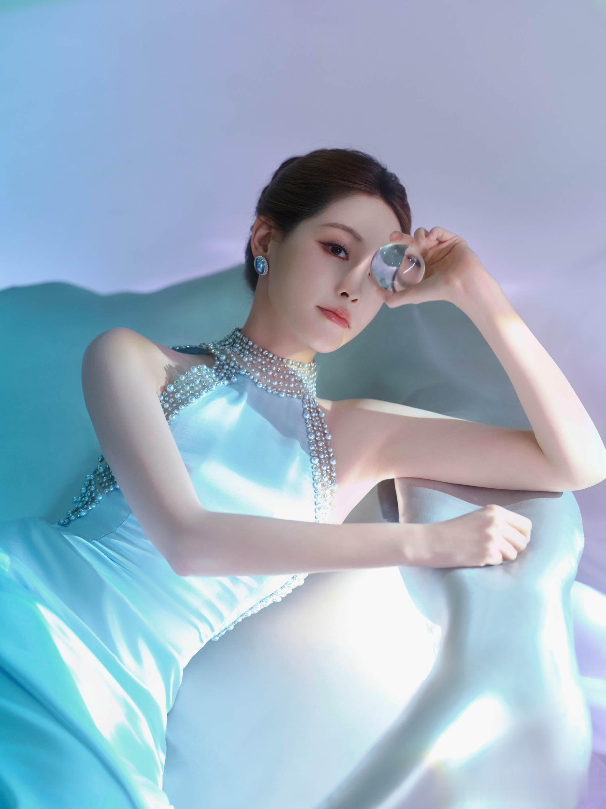 祝绪丹冰蓝礼裙:织梦缪斯,慵懒释优雅