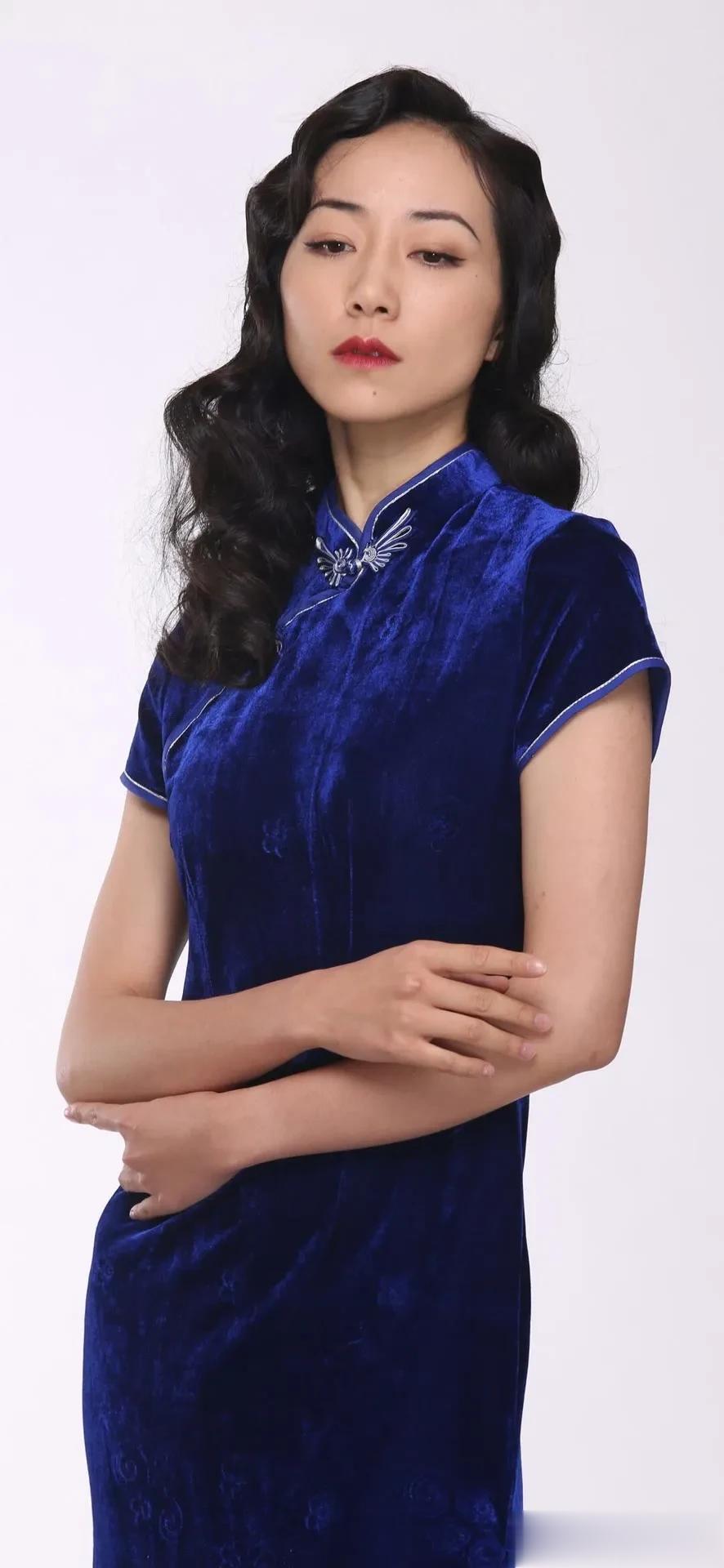 明星高清写真鉴赏｜韩雪，丝绒旗袍的复古韵味，宝蓝色太戳心