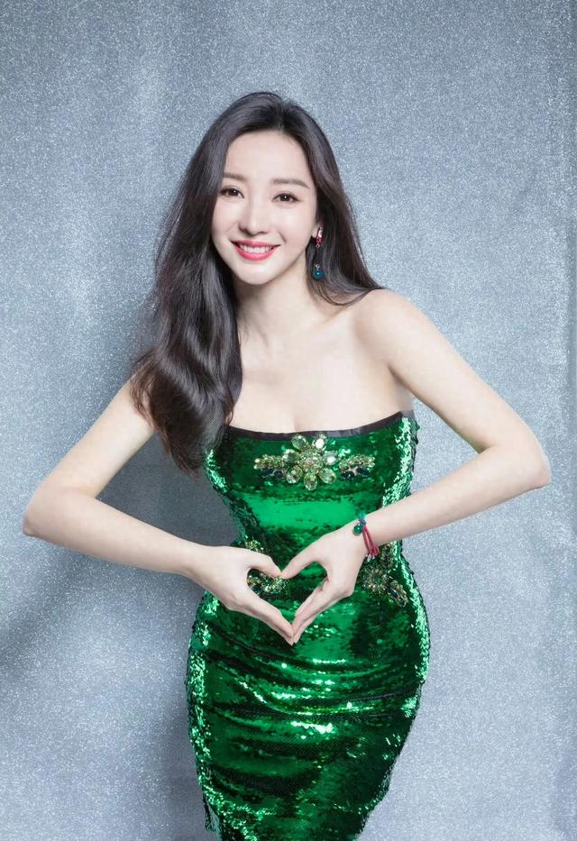 柳岩绿色亮片抹胸