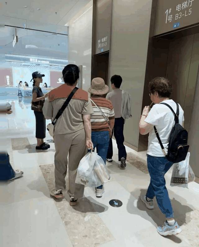 赌王四太背爱马仕包逛街，她步伐轻快，何超盈的保姆珍姐在她身边