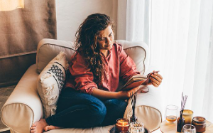 嫂子旅游弄丢手表，让环卫工人顶着酷暑在8吨垃圾找4个小时，被网暴后甩锅给我，却不知我刚重生回来