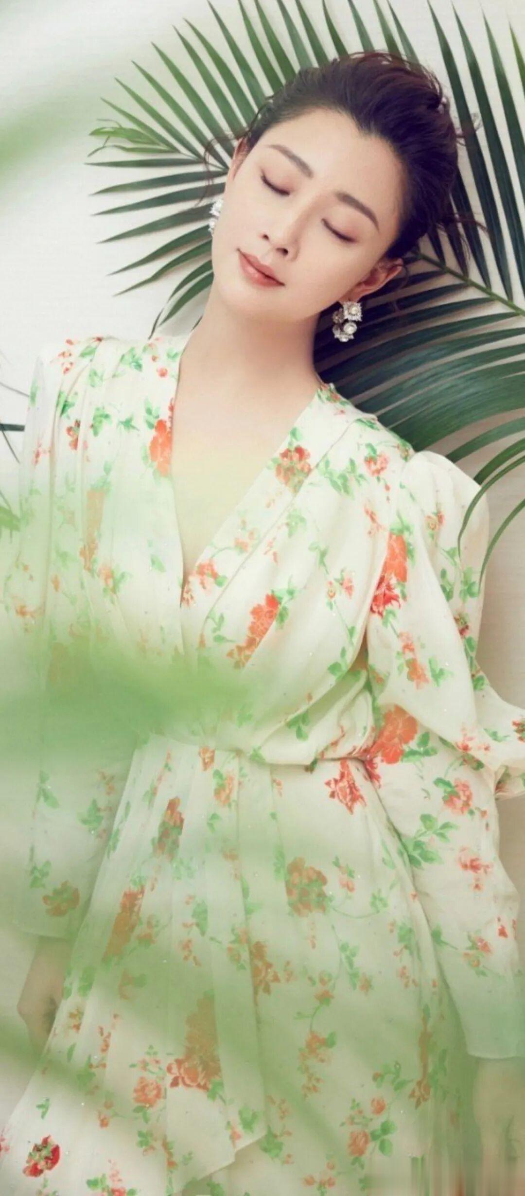 演员殷桃:碎花裙诠释别样风情