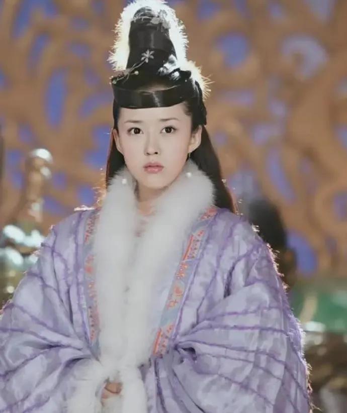 人前仙气十足，人后深V敢穿，20年容颜未改，她真是越老越有韵味