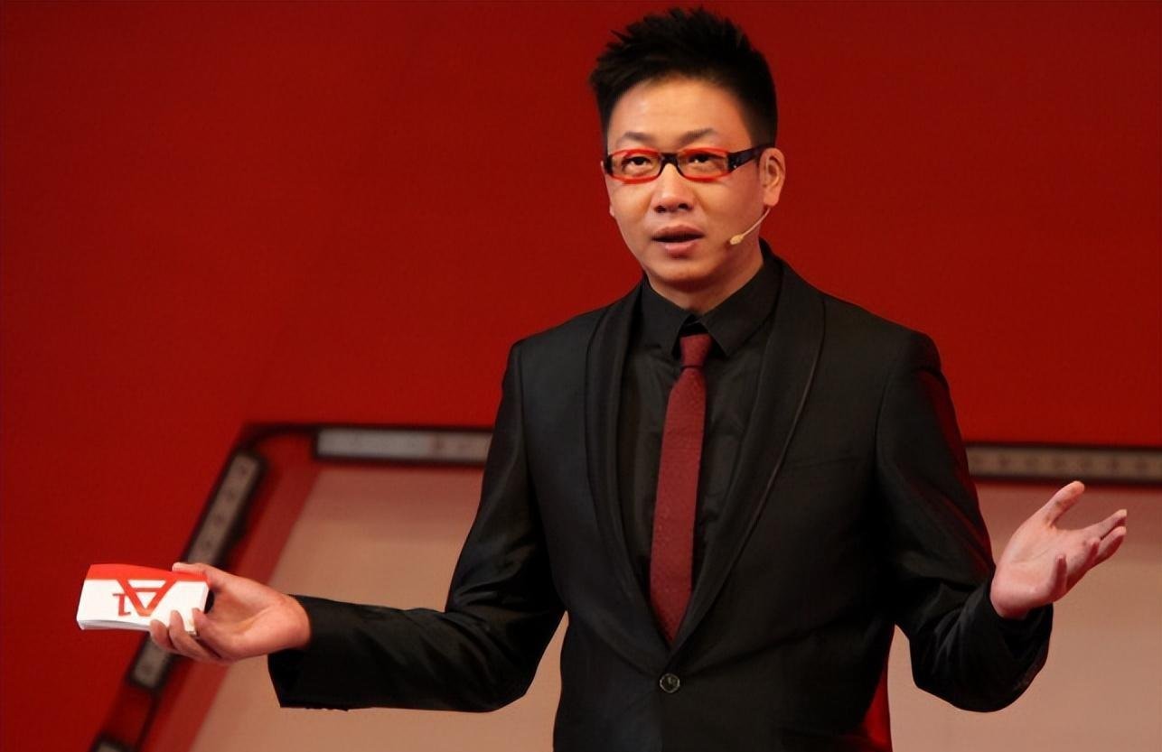 他曾是央视主持,却因“任性”引起领导不满,今54岁在街头当吃播