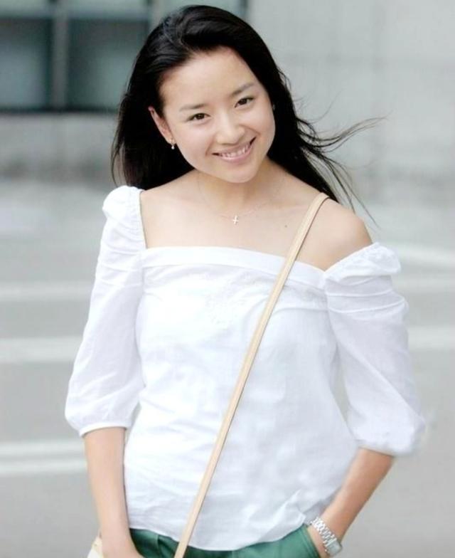 又矮又瘦的董洁算大美人吗？看完她跟秦岚、李小冉合照就知道了