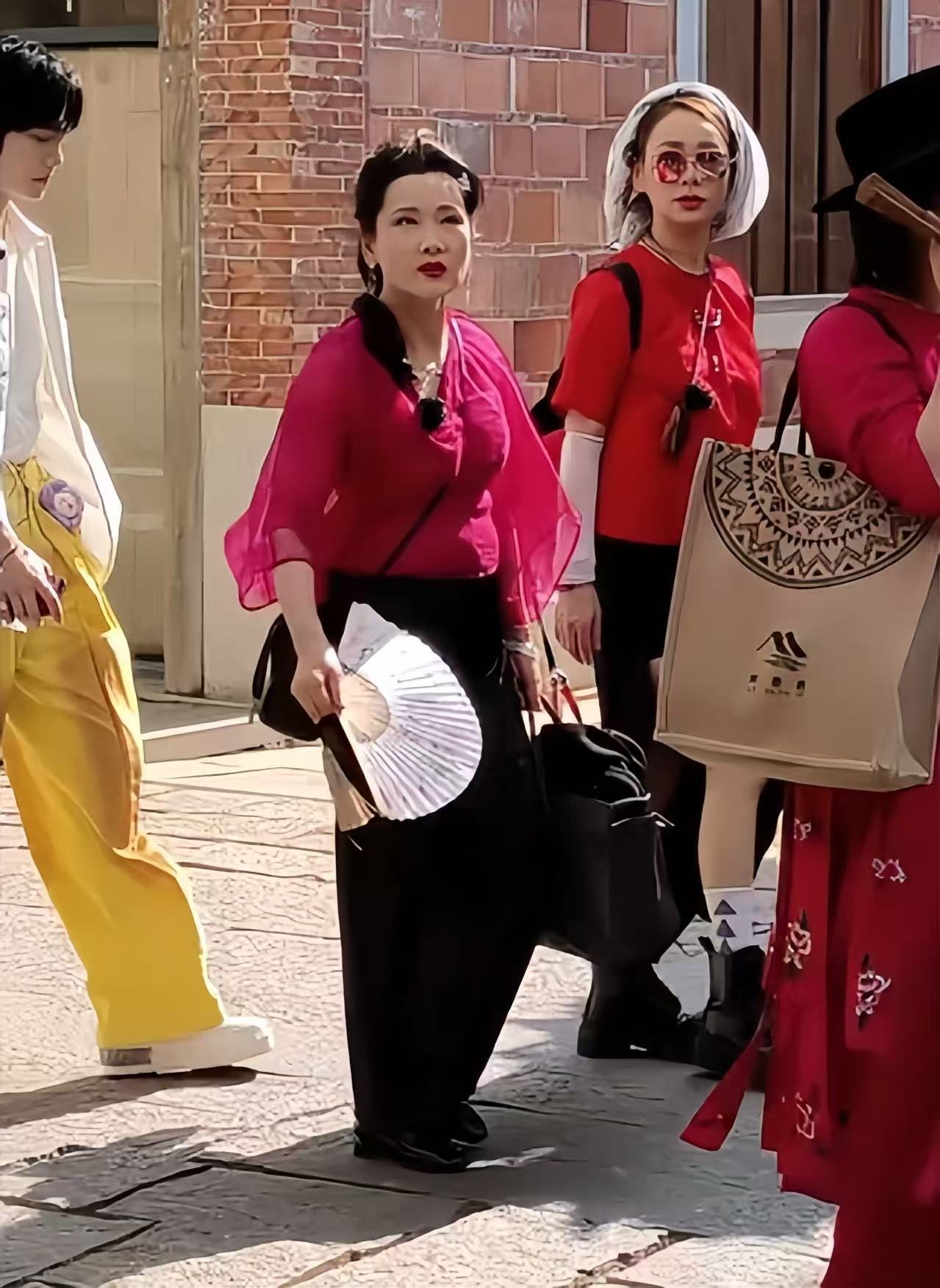 一路繁花新路透:何赛飞甩脸子,刘嘉玲翻白眼,张柏芝热情没人理