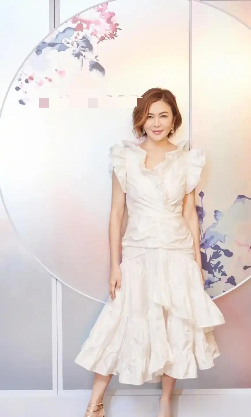 63岁关之琳新剪了短发年轻30岁,穿深V领连衣裙,美得像换了个人