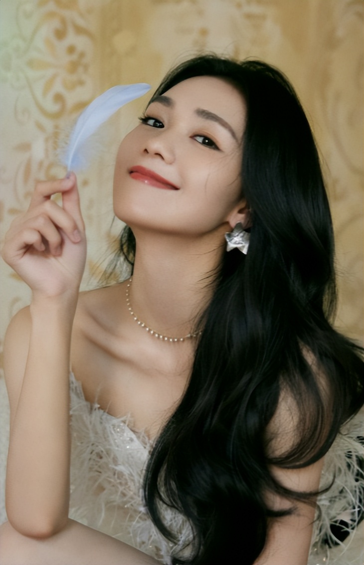 金鸡奖提名公布不到24小时，恶心一幕上演，段奥娟成第二个李庚希