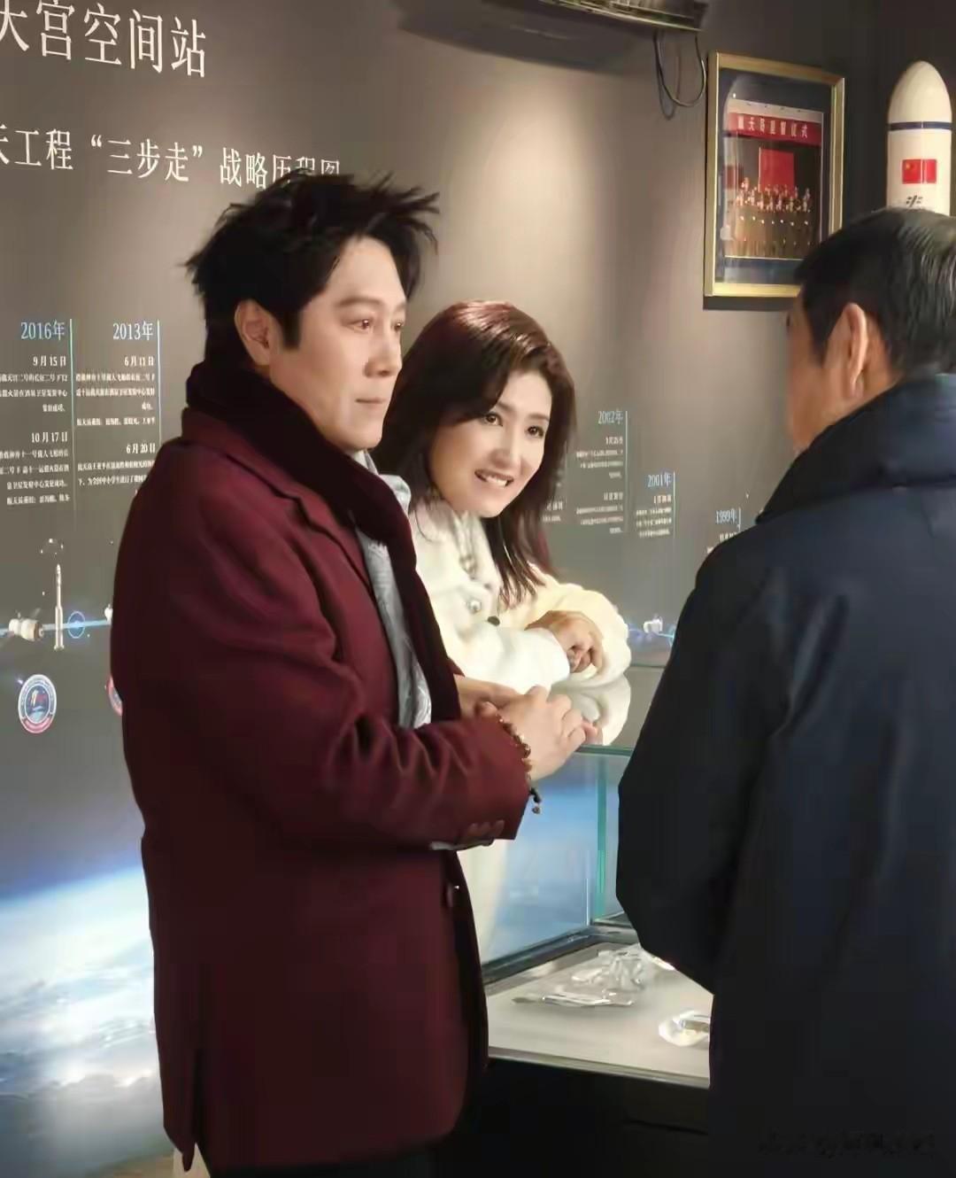 57岁蔡国庆故宫被偶遇，状态嫩到像30岁，这“姨味”穿搭却成焦点