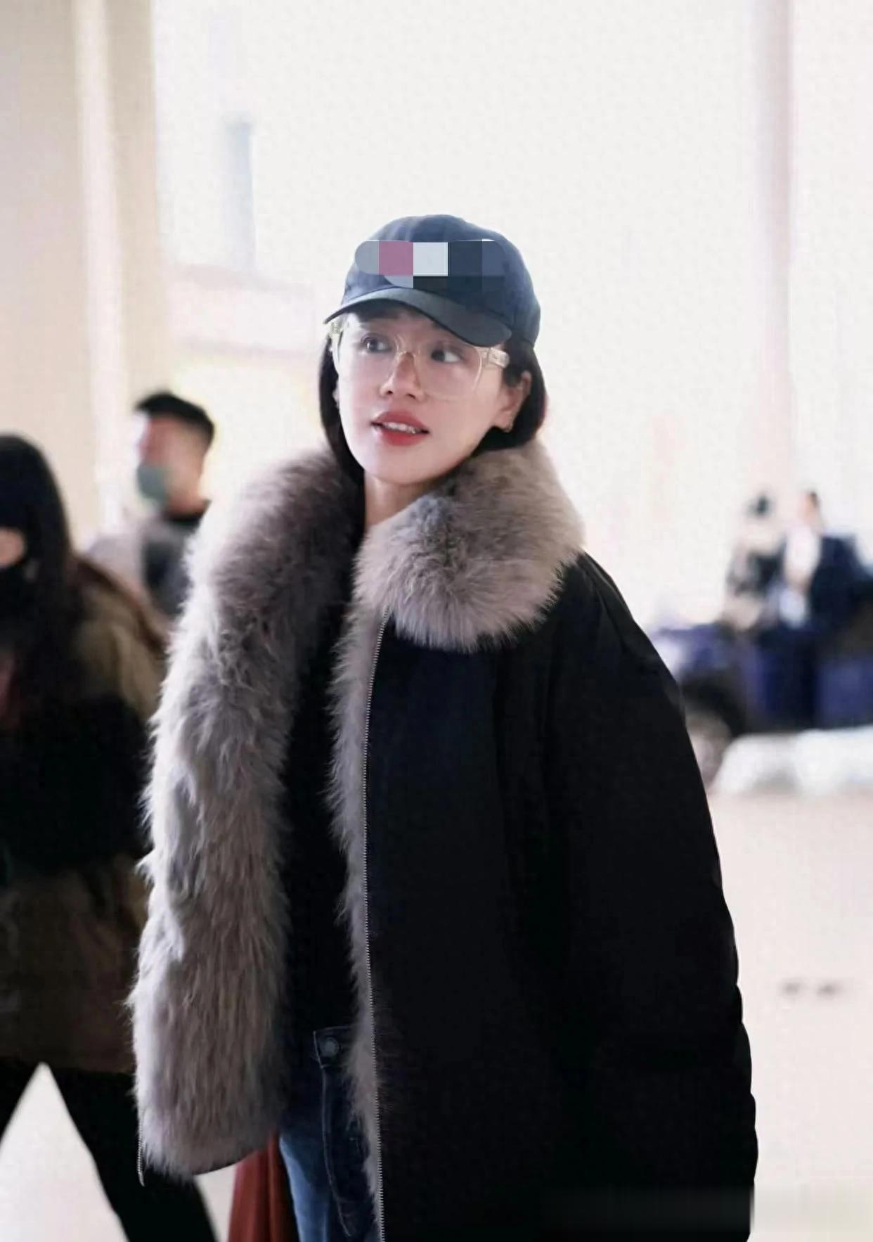 马思纯机场私服真会穿！毛领夹克+牛仔裤+棒球帽，时髦又减龄！