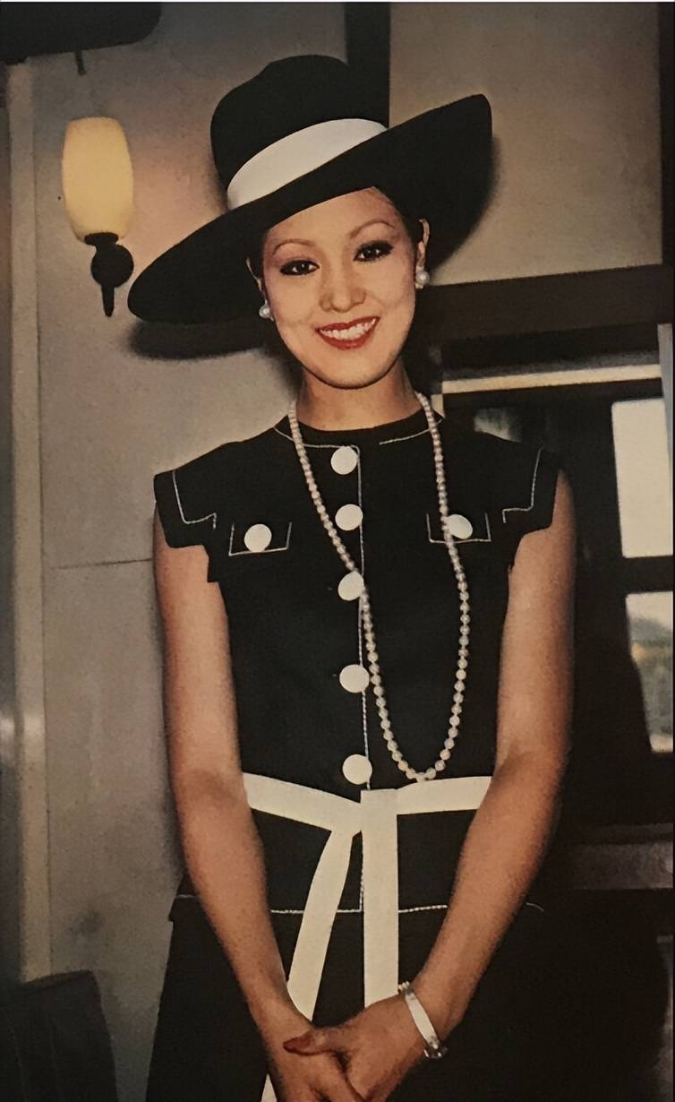 让3个情妇净身出户，2个私生子狼狈退场，何莉莉如今仍是顶级贵妇