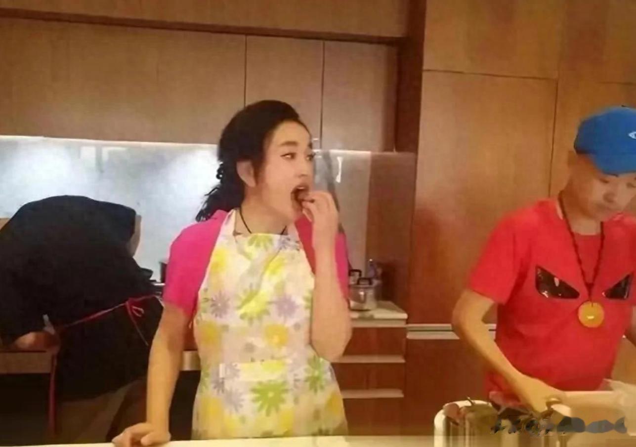 刘晓庆罕见为82岁老公下厨！穿的花枝招展，网友：这哪像73岁？