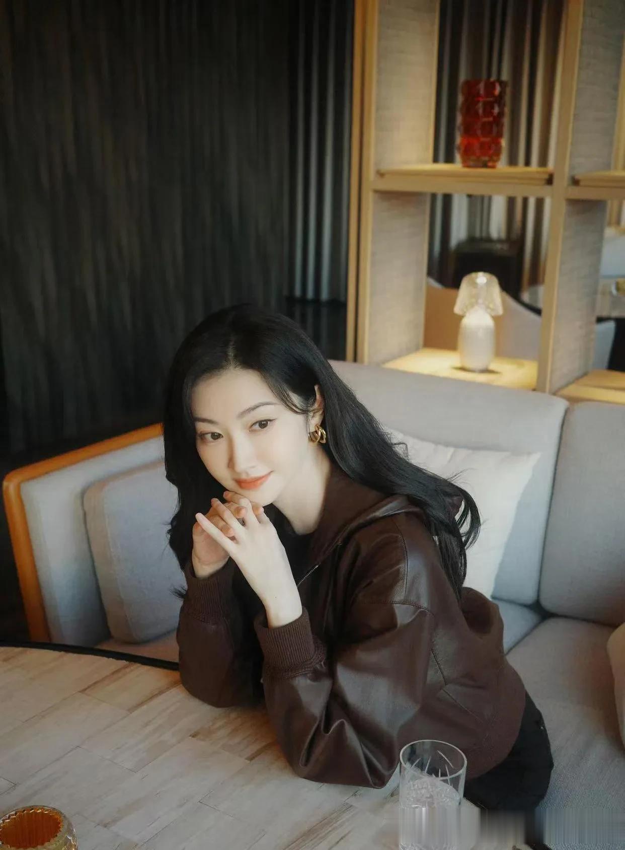 景甜换风格后气质大变！穿棕色皮衣+黑裤子+长筒靴 时髦洋气又高级