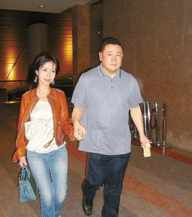 她相貌平平，却拿捏两位千亿富豪，为老头连生两子，现是豪门董事