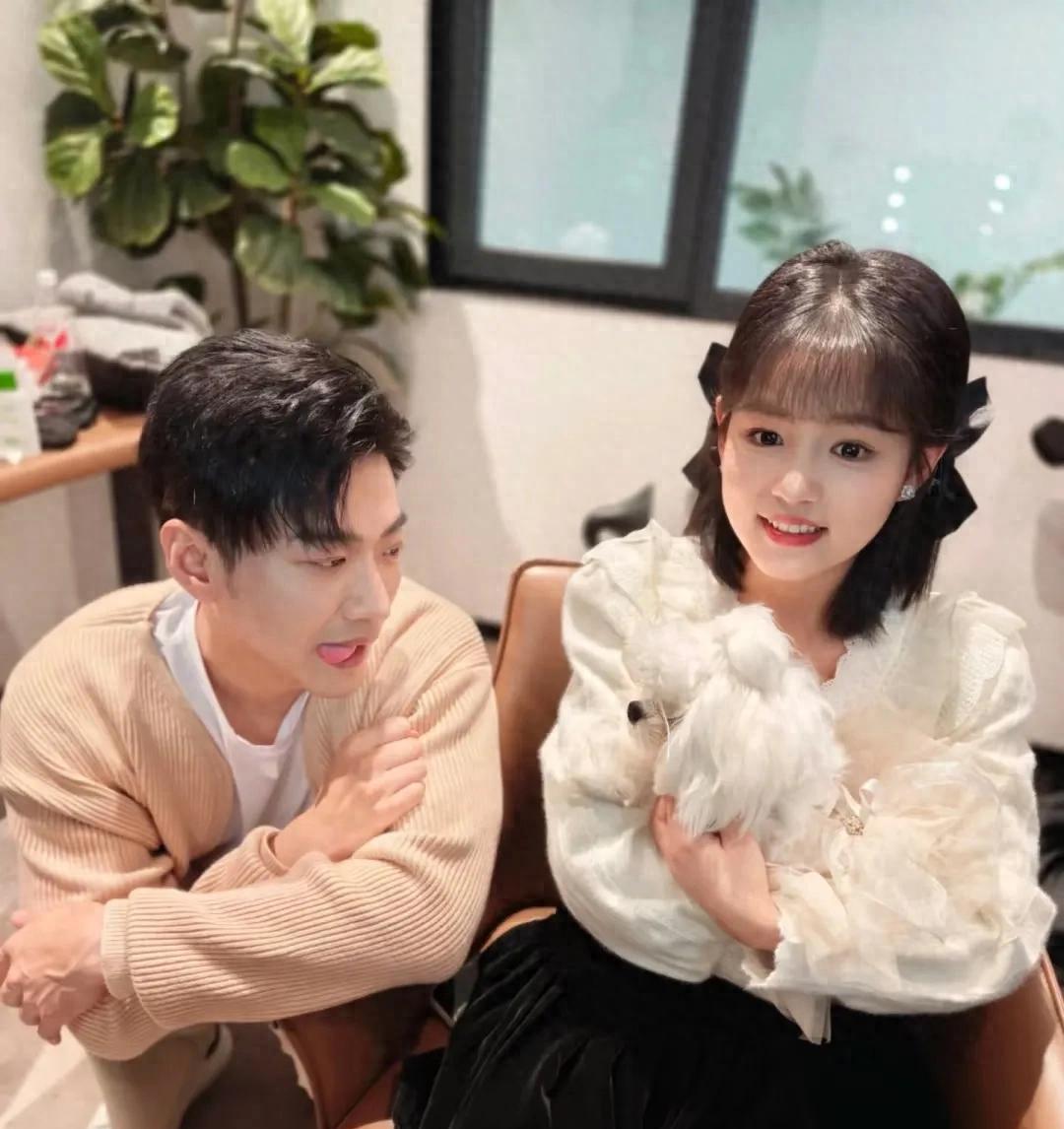 于龙拍戏带女友，堪称带娃现场，居然片场喂饭哄睡！