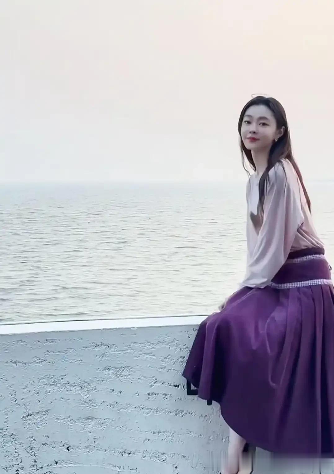 被宋轶的海边穿搭惊艳！粉色长袖T恤搭配紫色灯芯绒长裙又白又美