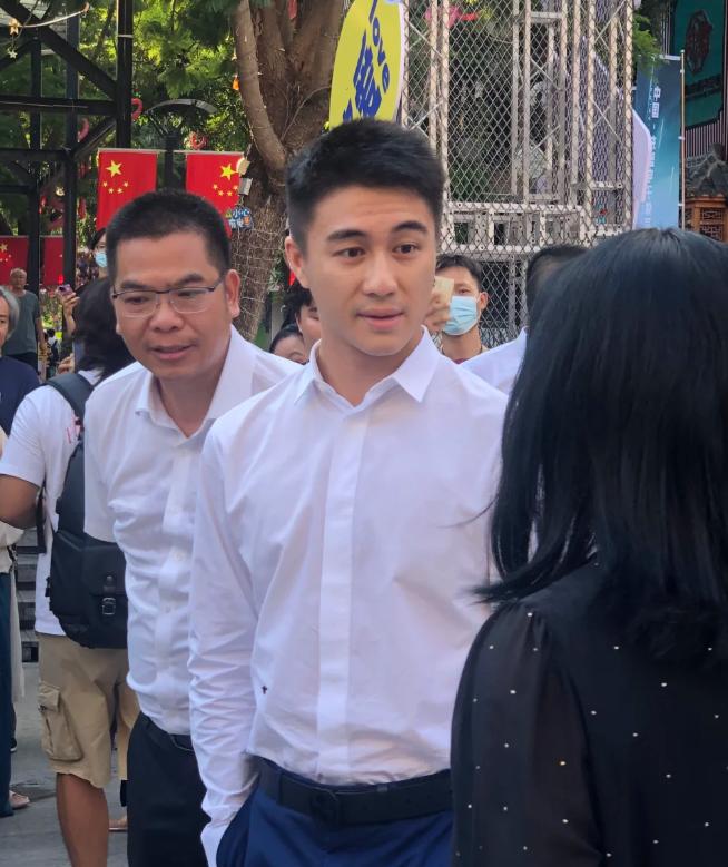 何超琼近况曝光,生图皮包骨大小眼明显,西装裤松垮还掉档超抢眼