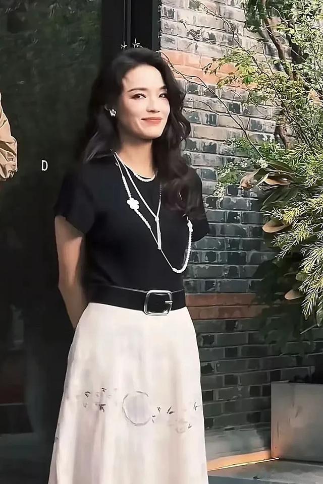 舒淇现身上海地素，50岁像30多岁，她戒糖戒碳水发量还这么多