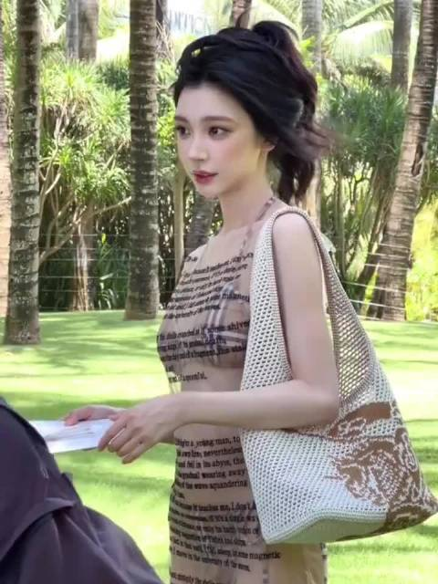 易梦玲造型惊艳全网，网友感叹身材太完美