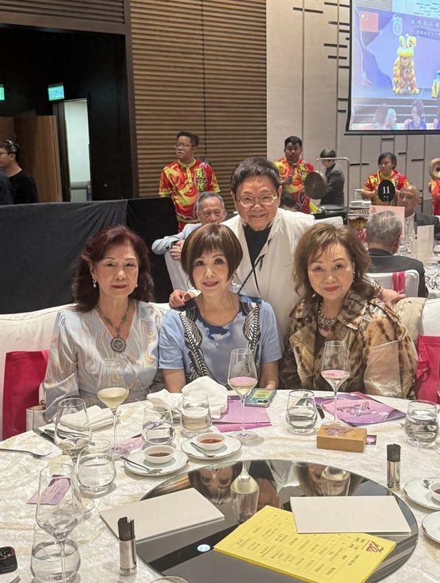 霍震寰72岁妻子出席晚宴，没戴珠宝低调坐旁边，年轻时是古装美人