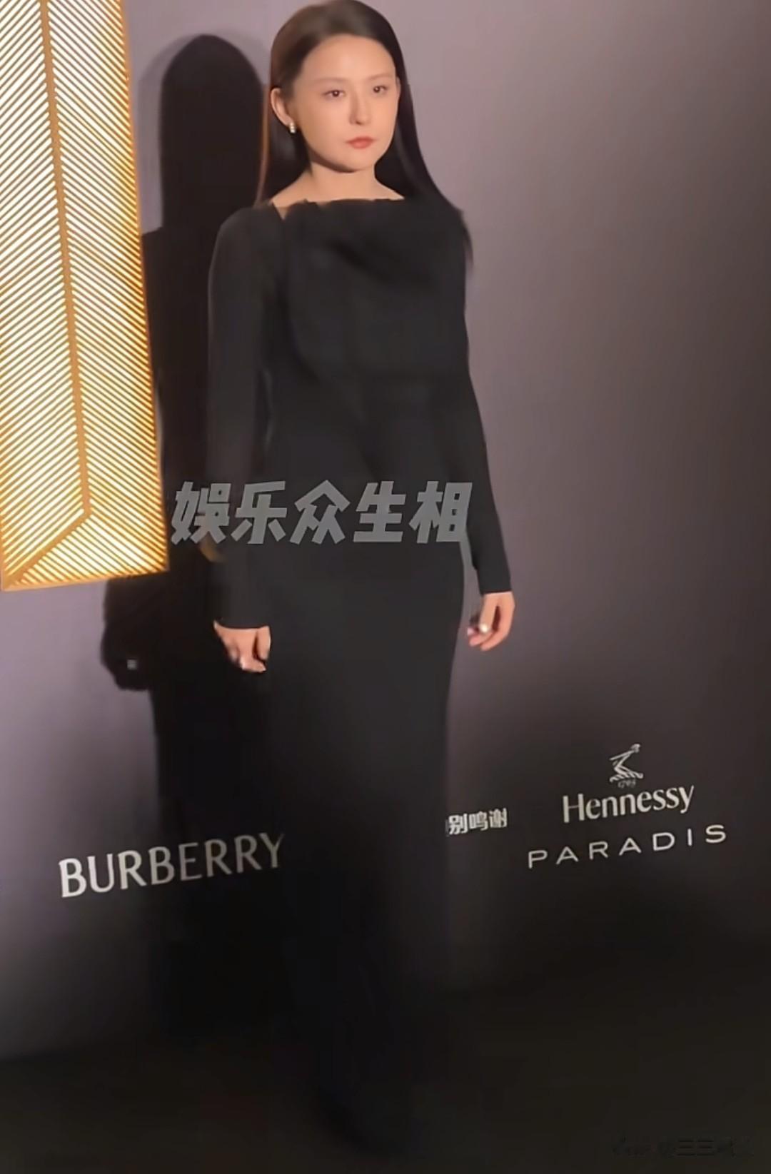 这晚，姚晨穿一身红装，杨幂腿好直，都败给了全裹出镜的董洁