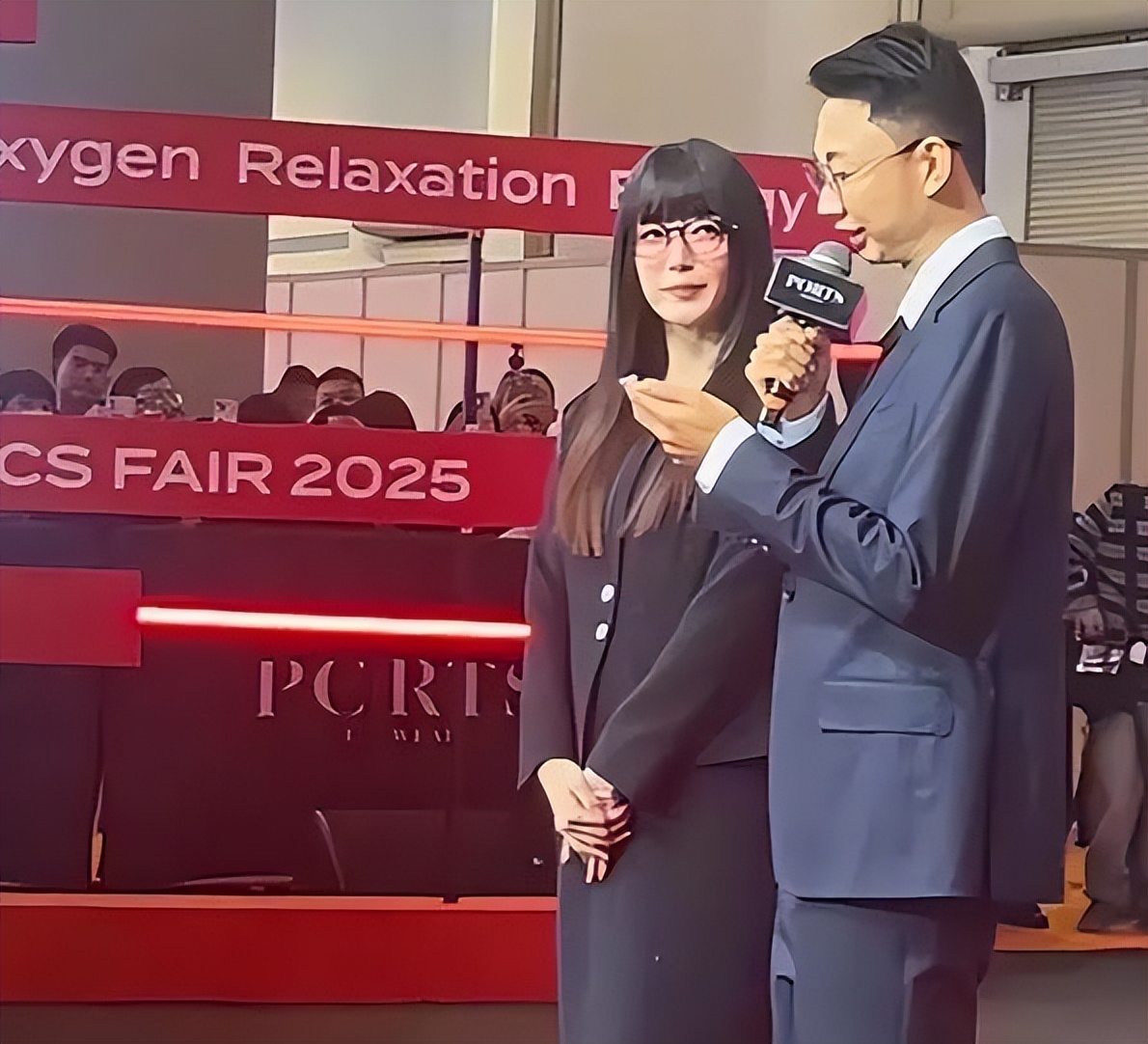 比整容还离谱! 39岁江疏影现身活动,脸僵似硅胶,造型丑到认不出