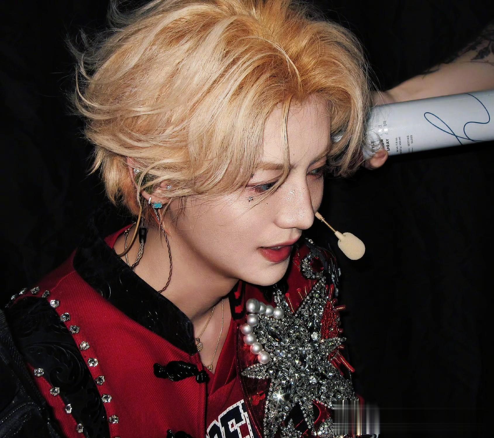 关晓彤跨年连发三条动态，鹿晗也不甘示弱连发三条，IP属地竟不同