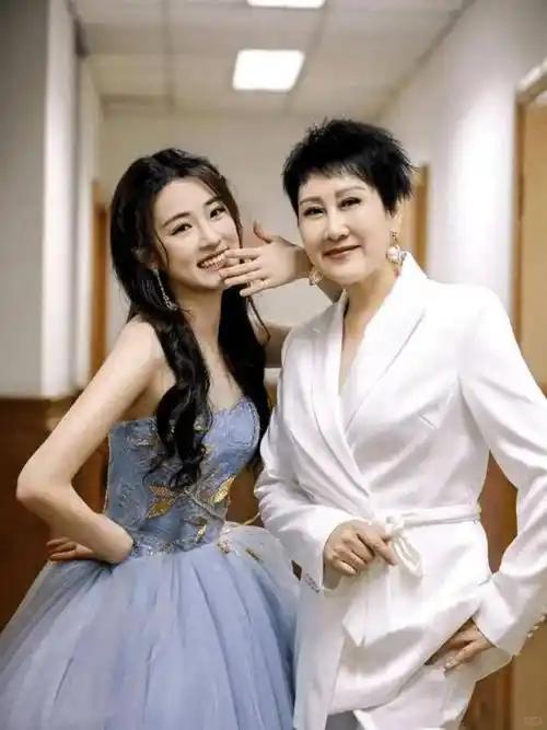 钱再多有什么用？63岁身价千万的张凯丽，还是要为28岁女儿操碎心